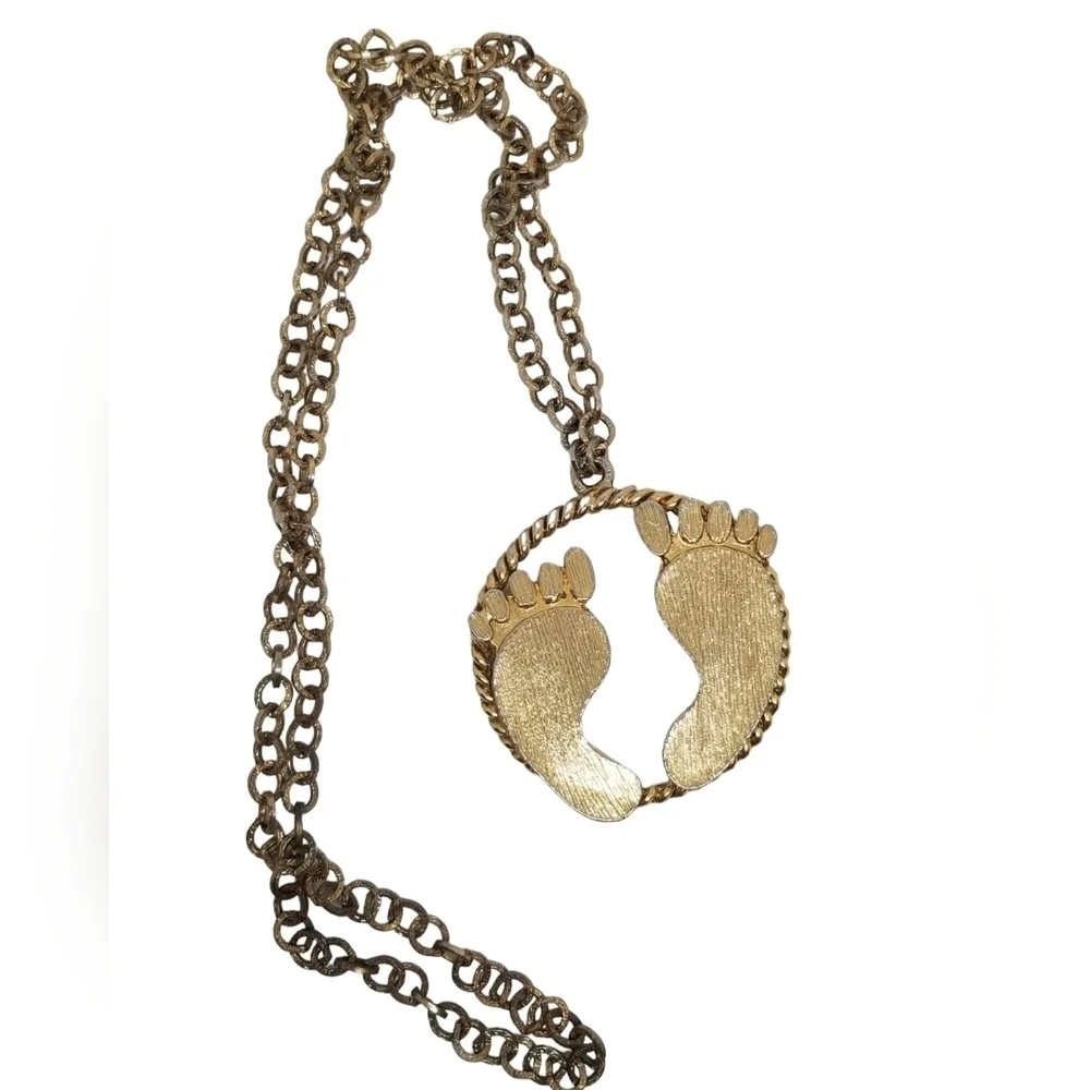 1970S HANG TEN BRAND RARE  GOLDTONE FEET LOGO PENDANT CHAIN NECKLACE